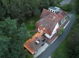 5 Sterne Villa Lebensraum Bahnhoftraum, 325 qm, 1000qm Garten, Dachterrasse, Whirlpoolbadewanne，位于布劳恩费尔斯的酒店