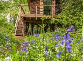 Unique Secluded Romantic Treehouse in Cornwall, sleeps 2，位于西卢港的酒店