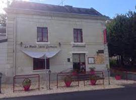 chez les artistes hôtel & Café Théâtre，位于Saint-Germain-sur-Vienne的酒店