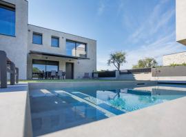 Villa Greghe-Lusso con piscina，位于拉齐塞的高尔夫酒店