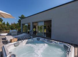 Double chambre piscine, spa, jardin, parc en bordure de rivière，位于Les Fumades-Les Bains的带停车场的酒店