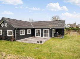 Gorgeous Home In Fårevejle With Kitchen，位于福勒瓦伊勒的酒店