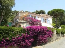 Beautiful sea view, AC, garden, beach minutes away by foot!
