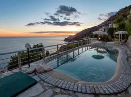 Charming Villa with private pool overlooking the sea, Amalfi Coast, 200 steps from the road