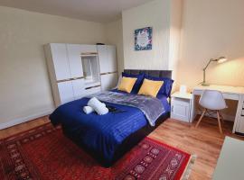 Bright sunny, double bed with garden, TV and Wi-Fi，位于利兹的民宿