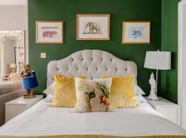 Deco Studio: King bed, kitchenette, stylish & comfortable，位于布莱顿霍夫布莱顿赛马场附近的酒店