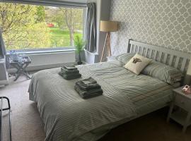 Lovely, large double bedroom with park view, breakfast，位于Hazel Grove的民宿