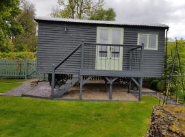 Braeside Shepherd's Hut - Greenhead - Hadrian's Wall - Northumberland，位于Greenhead的带停车场的酒店