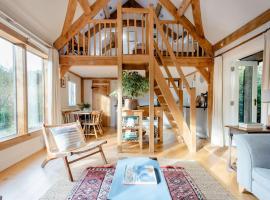 Little Trenant Barn on Helford River Near Constantine，位于康斯坦丁的酒店