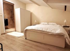 Appartement entier full équipé，位于沙勒罗瓦的酒店