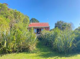 The Cockle - Private Beach Abode，位于Pakawau的酒店