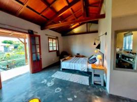 Lakaz Kannell - Room 2 - Turtle Lodge, secluded outside bath & shower infinity pool，位于马勒勒角的公寓