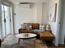 Comfortable Seaside Studio & Courtyard，位于斯卡伯勒斯卡伯勒码头附近的酒店