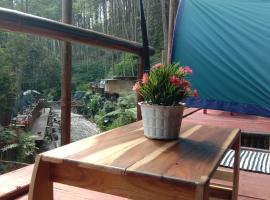 wulandari reverside camping ground pinus singkur，位于万隆的豪华帐篷