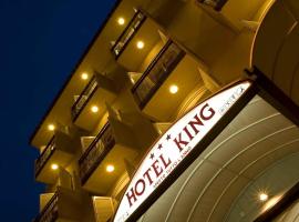 国王酒店，位于里米尼滨海中心的酒店