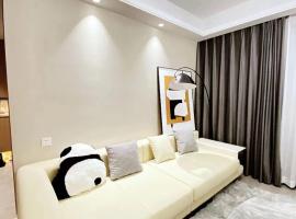 Shanghai HongQiao Airport Branch National Convention and Exhibition Center great 3 bedrooms Boutique designer house have two bathrooms，位于青浦的酒店