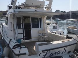 Lara S escursioni in barca con pranzo，位于兰佩杜萨的船屋