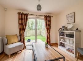Stylish & spacious 3 bedroom entire house in Lisburn with parking，位于利斯本的酒店