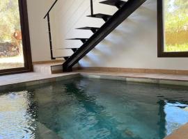 Casa con piscina interior en Tamariu, Calella de Palafrugell，位于帕拉弗鲁赫尔的酒店