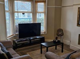 Large Three Bedroom Apartment with Roof Terrace Near City Centre，位于卡迪夫Cathays Library附近的酒店