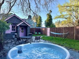 Cosy Country Cottage in Eryri Snowdonia with Hot Tub near Cardigan Bay & Harlech Castle，位于兰贝德的酒店