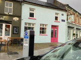 Pink door house in Clifden，位于克利夫登的酒店