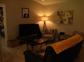 Charming Garden Apartment，位于University Place的酒店
