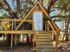 A Secluded Quiet Oasis with Beach Pass，位于St. Helena Island的酒店