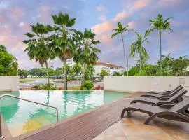 Sunrise Palms - Resort-style Escape by the Esplanade
