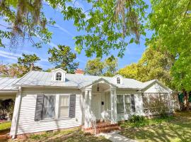 Adorable 1920s home near UF stadium sleeps 10，位于盖恩斯维尔的酒店