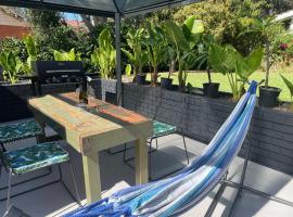 Modern studio with private patio，位于Dernancourt的酒店