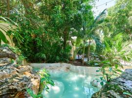 Stunning Mansion 6BR With Artificial Cenote and Private Pool With Ocean View，位于普拉亚卡门的酒店