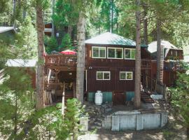 Sugar Pine cabin in the woods King bed Fire pit，位于奥克赫斯特的酒店