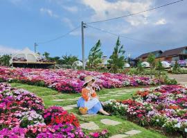 La Fleur Glamping，位于Minrong Sekang的豪华帐篷营地