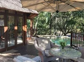 Dreamy 3 bedroom villa on the edge of the Sabie River in Kruger Park Lodge