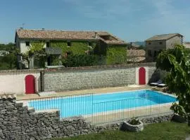 Gîtes de charme la FENIERE, 105 m2, 3 ch dans Mas en pierres, piscine chauffée, au calme, sud Ardèche