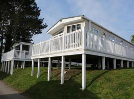 Holiday home with Panoramic Sea Views，位于Lytchett Minster的酒店