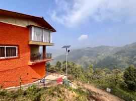 Whispering Pines Farmstay，位于Lava的酒店