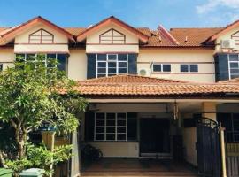 Casa Lily Residence IM8，位于Kampong Darat Mak Bar的度假屋