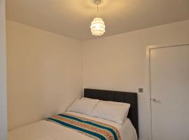 One Double Room in a 4 bedroom family home in Broomfield，位于切姆的酒店