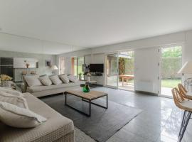 Luxury haven with pool, tennis and large garden，位于多维尔的酒店