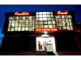 Hotel Ranikhet Grand, Ranikhet，位于拉尼凯特的酒店