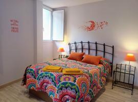 La Casita de Diana Laredo, Casco Antiguo, playa cercana, parking privado a 300m，位于拉雷多的酒店