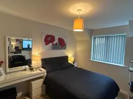 Ensuite Double Bedroom in a 2 bed Spacious Apartment