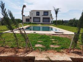 Maison avec piscine dans une ferme benslimane，位于本苏莱曼的酒店