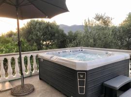 Big house with beautiful view and private jacuzzi，位于蒂瓦特的酒店