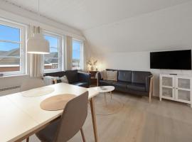Cozy apartment in R&oslash;m&oslash; with access to public pool，位于森讷比的带泳池的酒店