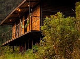 Ecolodge Cuentos de Agua，位于Villamaría的木屋