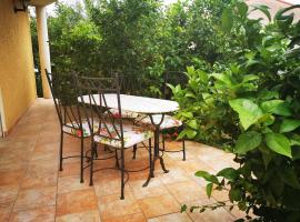 Cœur de Millas terrasse, jardin et parking privé，位于Millas的酒店