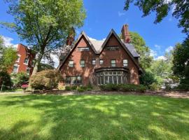 Historic Mansion for Large Groups Minutes to Cleveland Destinations，位于Cleveland Heights的酒店